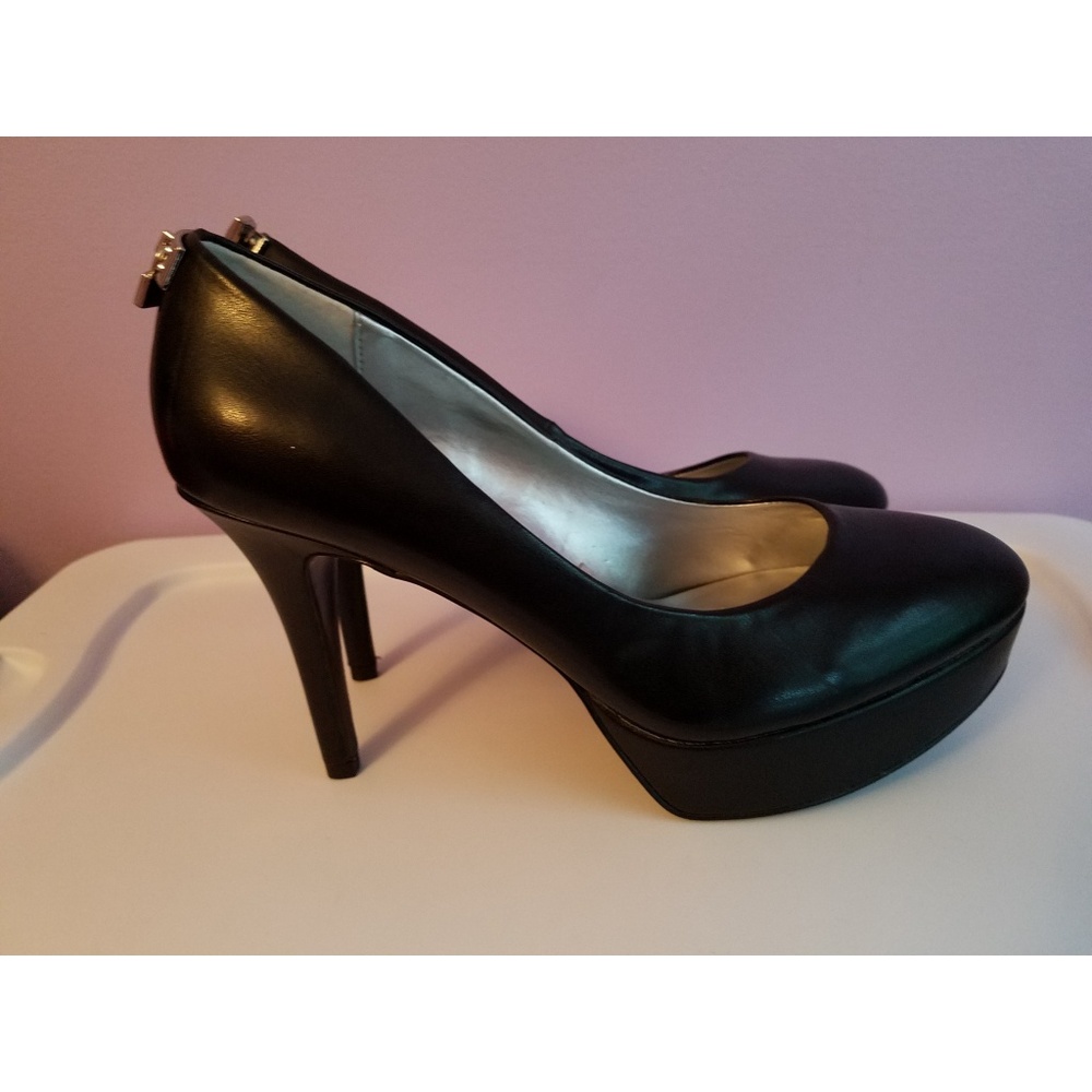 Womens size 8.5 Black Guess Heels w locket backs